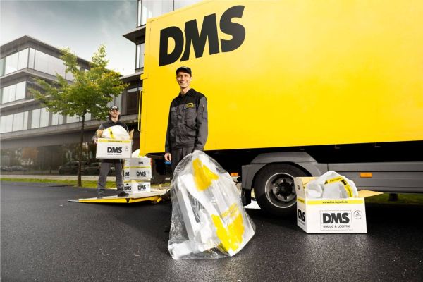 Umzugsunternehmen transportiert Sofa